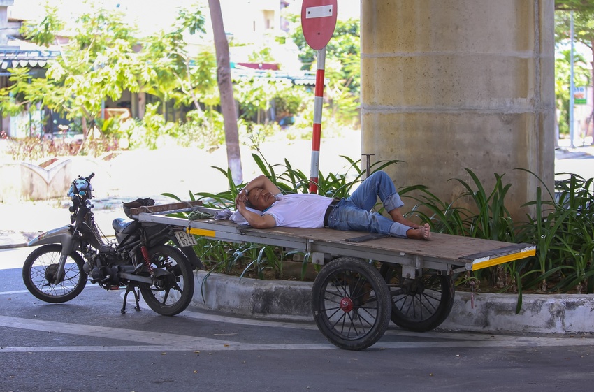 Ảnh: Nhọc nhằn những giấc ngủ 3 không của người lao động dưới cái nắng đổ lửa - Ảnh 8.