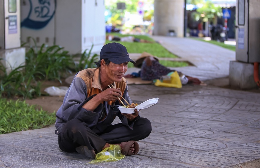 Ảnh: Nhọc nhằn những giấc ngủ 3 không của người lao động dưới cái nắng đổ lửa - Ảnh 7.