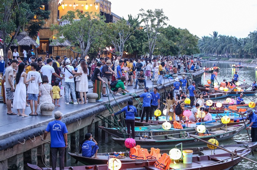 Khách Tây trở lại Hội An sau thời gian dài vắng bóng: Nơi đây vẫn luôn như vậy, rất đẹp và quyến rũ - Ảnh 8.