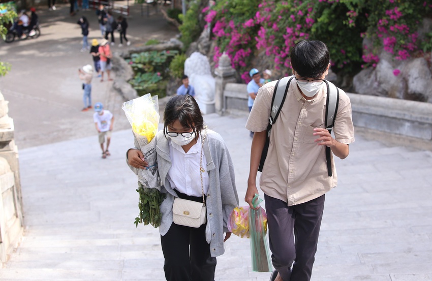 Sĩ tử Đà Nẵng kéo nhau lên chùa Linh Ứng dâng hương trước ngày thi - Ảnh 2.