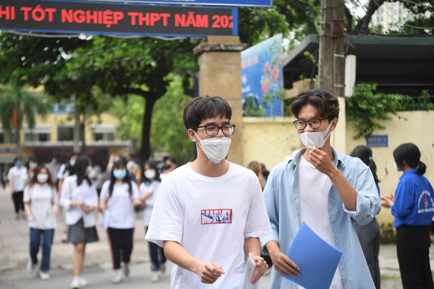 Chùm ảnh: Sĩ tử người cười toe, người nhảy chân sáo vì trúng tủ môn Văn, xem xong thấy yêu đời hẳn! - Ảnh 2.
