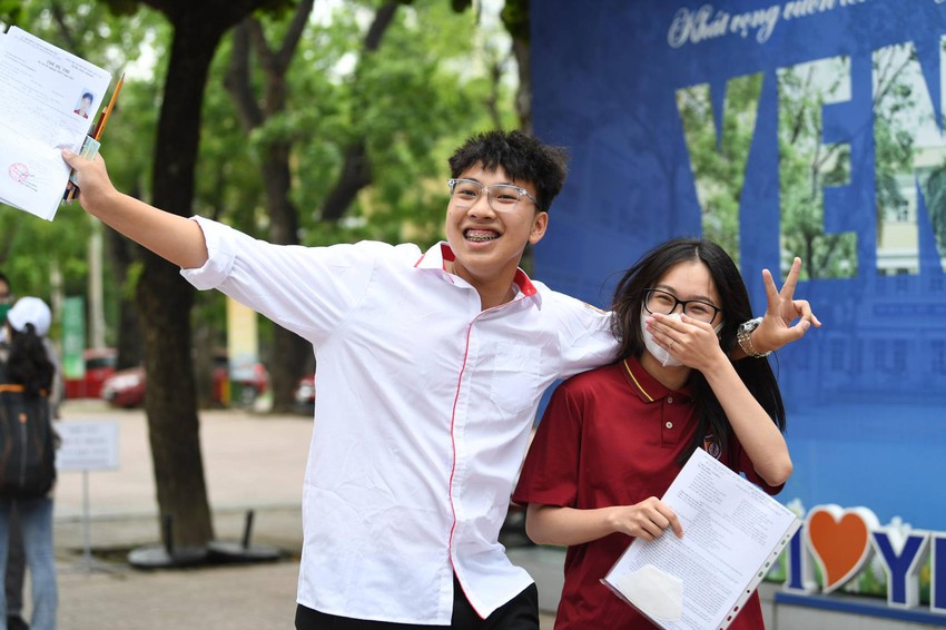 Chùm ảnh: Sĩ tử người cười toe, người nhảy chân sáo vì trúng tủ môn Văn, xem xong thấy yêu đời hẳn! - Ảnh 1.