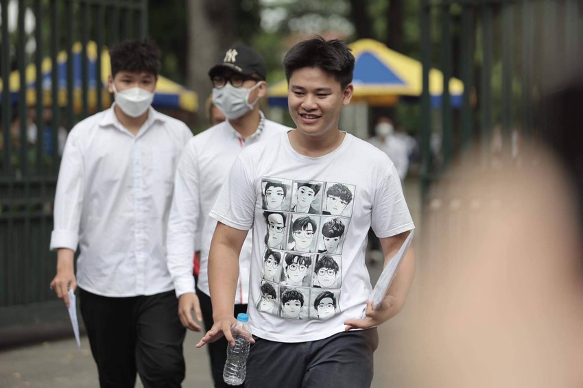 Chùm ảnh: Sĩ tử người cười toe, người nhảy chân sáo vì trúng tủ môn Văn, xem xong thấy yêu đời hẳn! - Ảnh 6.