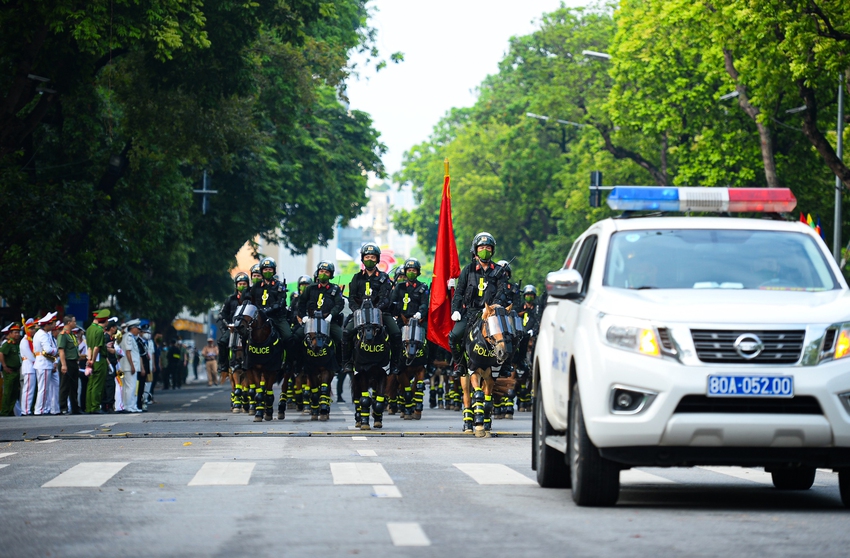 Ảnh: Người H&agrave; Nội lần đầu ti&ecirc;n ngắm h&igrave;nh ảnh CSCĐ kỵ binh diễu h&agrave;nh quanh phố đi bộ hồ Gươm - Ảnh 7.