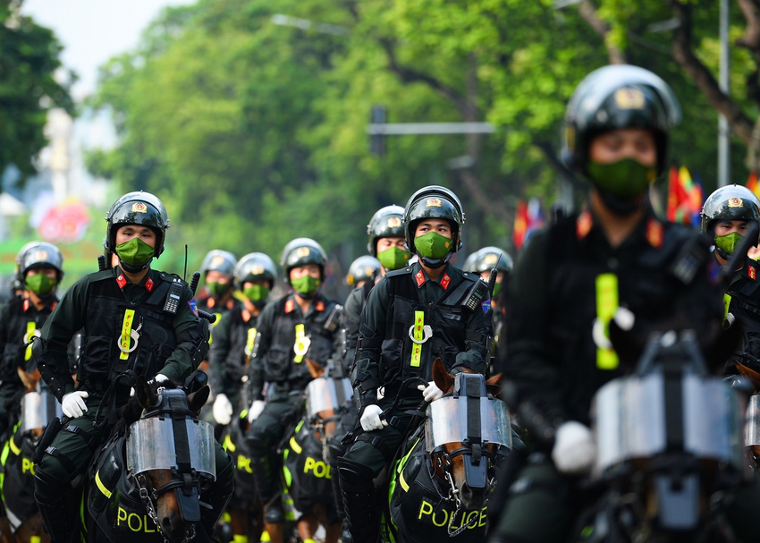 Ảnh: Người H&agrave; Nội lần đầu ti&ecirc;n ngắm h&igrave;nh ảnh CSCĐ kỵ binh diễu h&agrave;nh quanh phố đi bộ hồ Gươm - Ảnh 4.