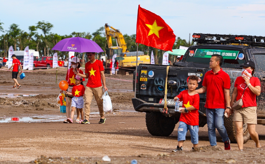 Ảnh: Cận cảnh 1.700 xe ô tô xếp hình bản đồ Việt Nam, hứa hẹn lập kỷ lục thế giới - Ảnh 7.