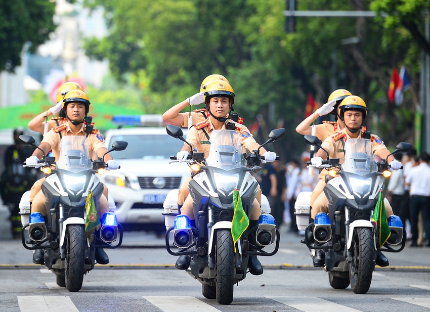 Ảnh: Người H&agrave; Nội lần đầu ti&ecirc;n ngắm h&igrave;nh ảnh CSCĐ kỵ binh diễu h&agrave;nh quanh phố đi bộ hồ Gươm - Ảnh 10.