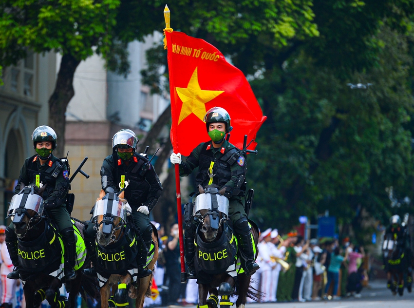 Ảnh: Người Hà Nội lần đầu tiên ngắm hình ảnh CSCĐ kỵ binh diễu hành quanh phố đi bộ hồ Gươm - Ảnh 3.