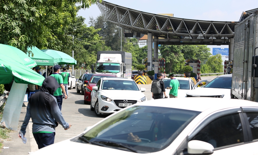 Ngày đầu thực hiện thu phí không dừng: Nhiều tài xế quay xe, bị mời khỏi cao tốc vì không dán thẻ - Ảnh 8.