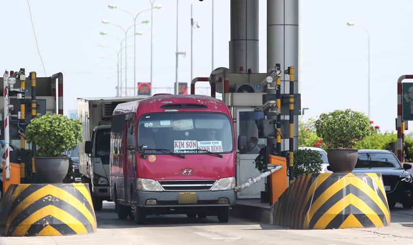 Ngày đầu thực hiện thu phí không dừng: Nhiều tài xế quay xe, bị mời khỏi cao tốc vì không dán thẻ - Ảnh 7.