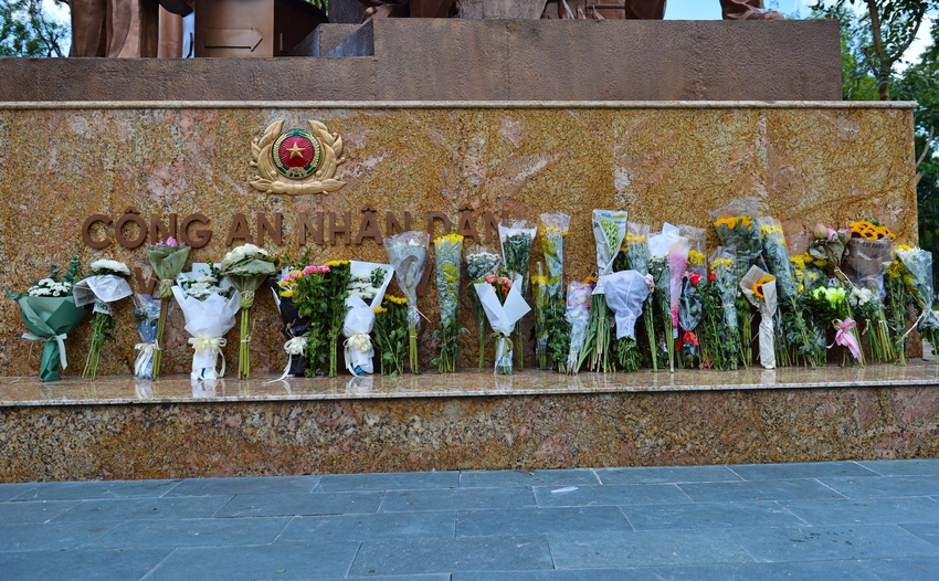 Ảnh, clip: Người d&acirc;n H&agrave; Nội đội nắng đến tượng đ&agrave;i C&ocirc;ng an nh&acirc;n d&acirc;n đặt hoa tưởng niệm 3 chiến sĩ PCCC hy sinh - Ảnh 3.