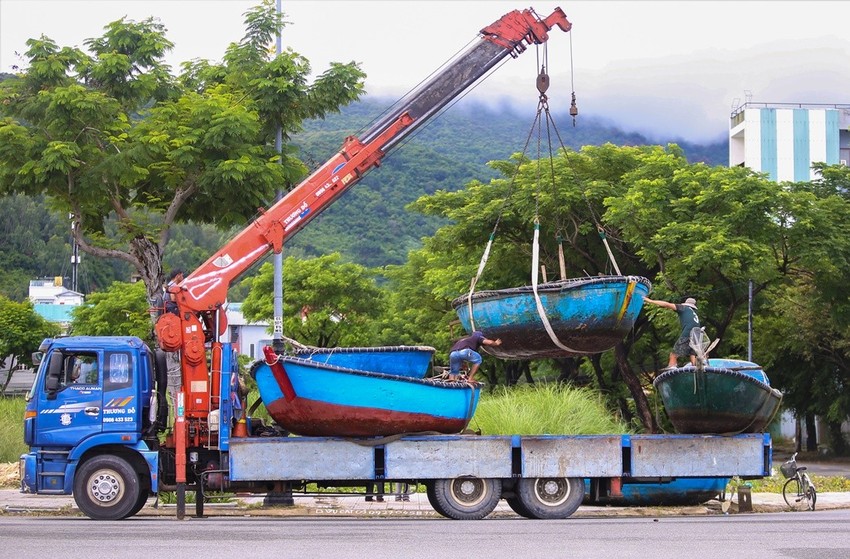 Ảnh: Người dân miền Trung hối hả kéo thuyền, chằng chống nhà cửa chạy bão Noru - Ảnh 5.