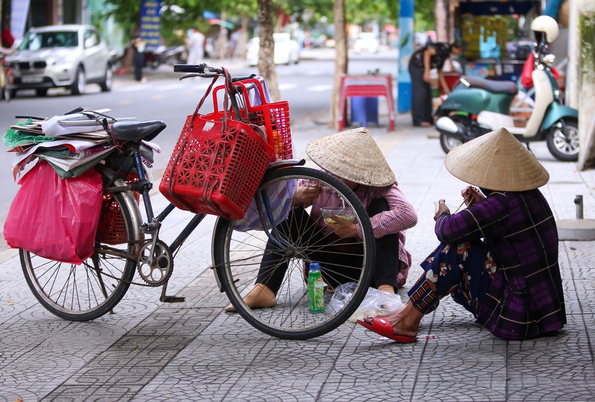 Thầy cô giáo góp tiền mở bếp ăn 0 đồng giúp người nghèo - Ảnh 18.