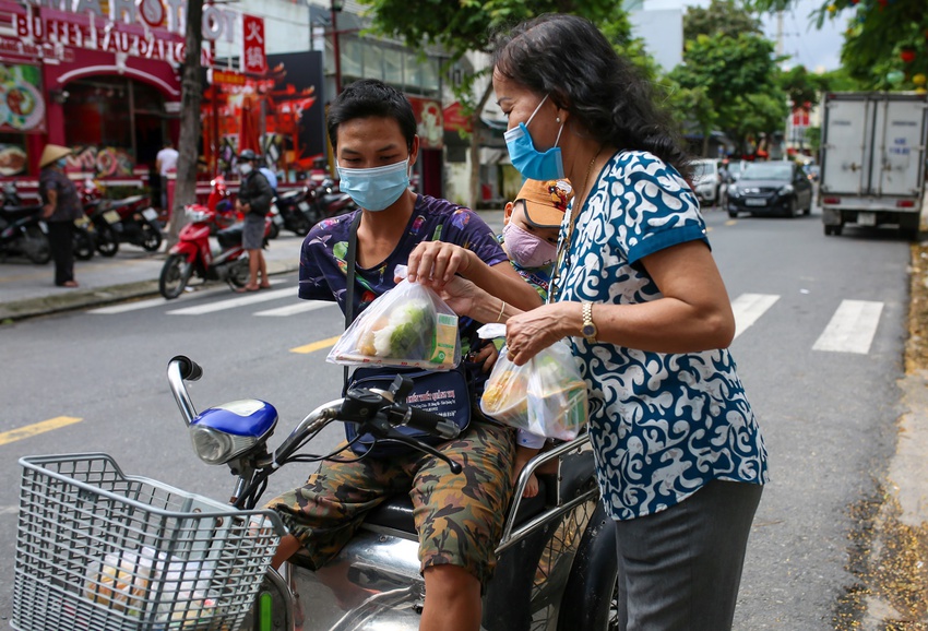 Thầy cô giáo góp tiền mở bếp ăn 0 đồng giúp người nghèo - Ảnh 14.