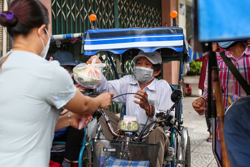 Thầy cô giáo góp tiền mở bếp ăn 0 đồng giúp người nghèo - Ảnh 13.