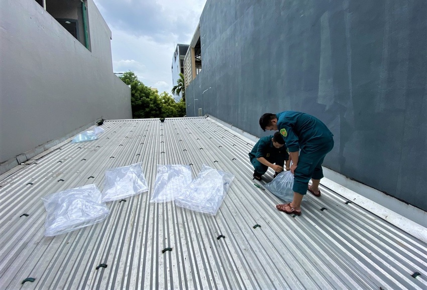 Ảnh: Người Đà Nẵng chi tiền triệu thuê xe container chặn trước nhà để chắn bão - Ảnh 13.