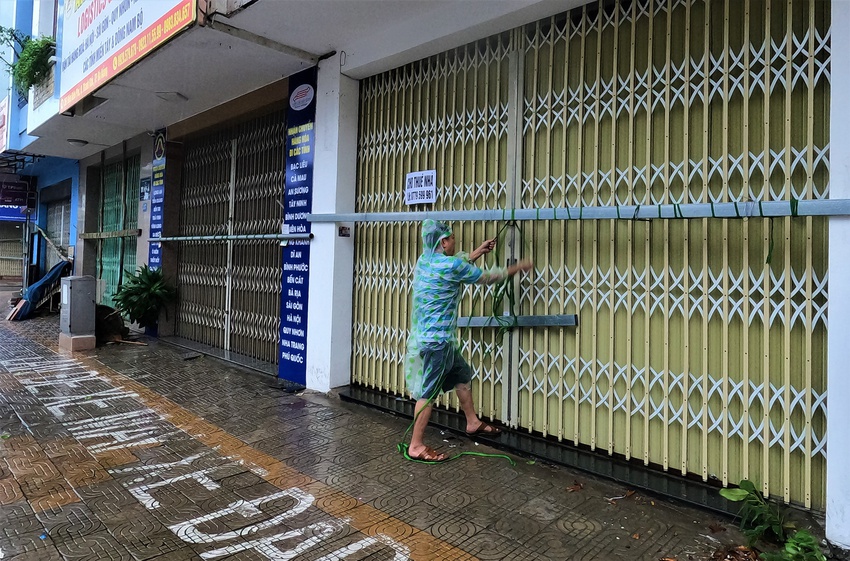 Ảnh: Người Đà Nẵng chi tiền triệu thuê xe container chặn trước nhà để chắn bão - Ảnh 11.