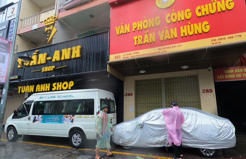 Ảnh: Người Đà Nẵng chi tiền triệu thuê xe container chặn trước nhà để chắn bão - Ảnh 9.