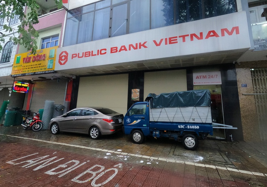 Ảnh: Người Đà Nẵng chi tiền triệu thuê xe container chặn trước nhà để chắn bão - Ảnh 7.