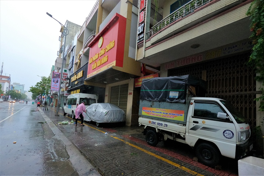 Ảnh: Người Đà Nẵng chi tiền triệu thuê xe container chặn trước nhà để chắn bão - Ảnh 6.
