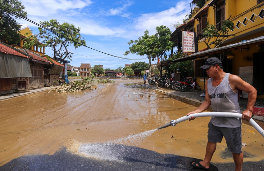 Ảnh: Người Hội An tất bật dọn dẹp bùn non, rác thải sau lũ để đón khách trở lại - Ảnh 5.