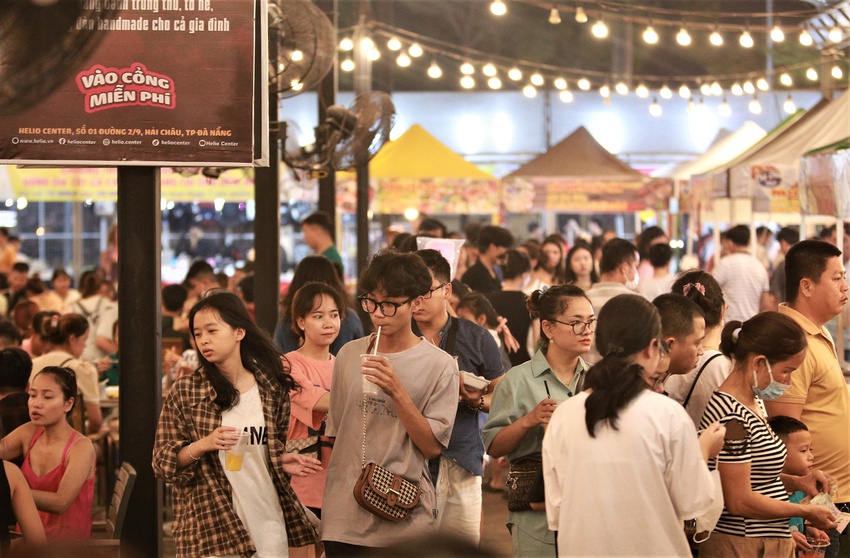 Hàng nghìn người chen chân xem múa lân, chợ đêm Đà Nẵng ken kín lối - Ảnh 12.