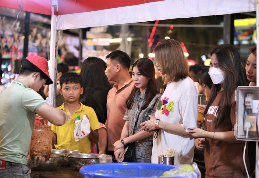 Hàng nghìn người chen chân xem múa lân, chợ đêm Đà Nẵng ken kín lối - Ảnh 15.