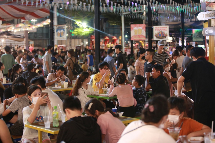 Hàng nghìn người chen chân xem múa lân, chợ đêm Đà Nẵng ken kín lối - Ảnh 17.