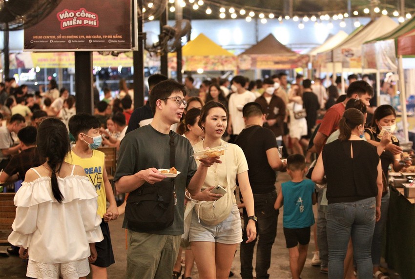 Hàng nghìn người chen chân xem múa lân, chợ đêm Đà Nẵng ken kín lối - Ảnh 19.