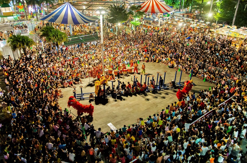 Hàng nghìn người chen chân xem múa lân, chợ đêm Đà Nẵng ken kín lối - Ảnh 4.