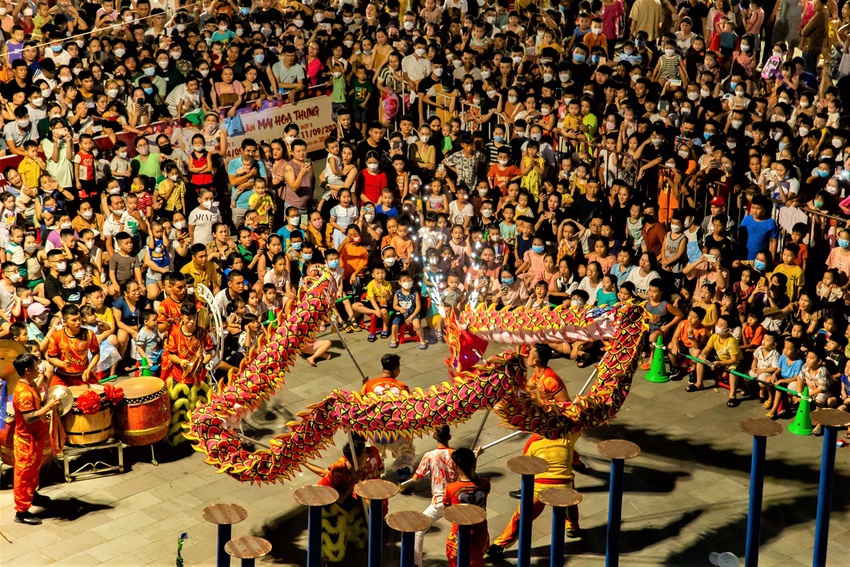 Hàng nghìn người chen chân xem múa lân, chợ đêm Đà Nẵng ken kín lối - Ảnh 6.