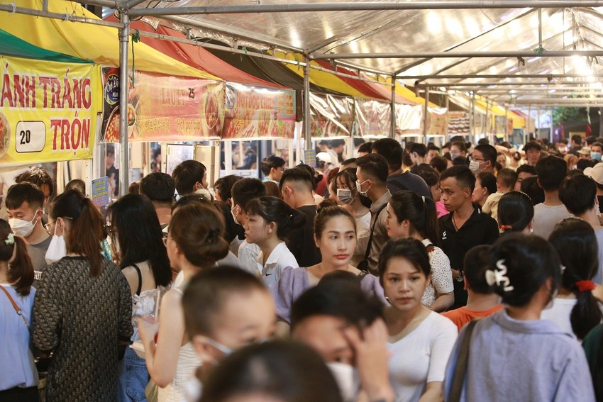 Hàng nghìn người chen chân xem múa lân, chợ đêm Đà Nẵng ken kín lối - Ảnh 10.