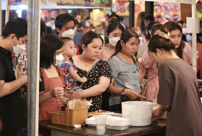 H&agrave;ng ngh&igrave;n người chen ch&acirc;n xem m&uacute;a l&acirc;n, chợ đ&ecirc;m Đ&agrave; Nẵng ken k&iacute;n lối - Ảnh 11.