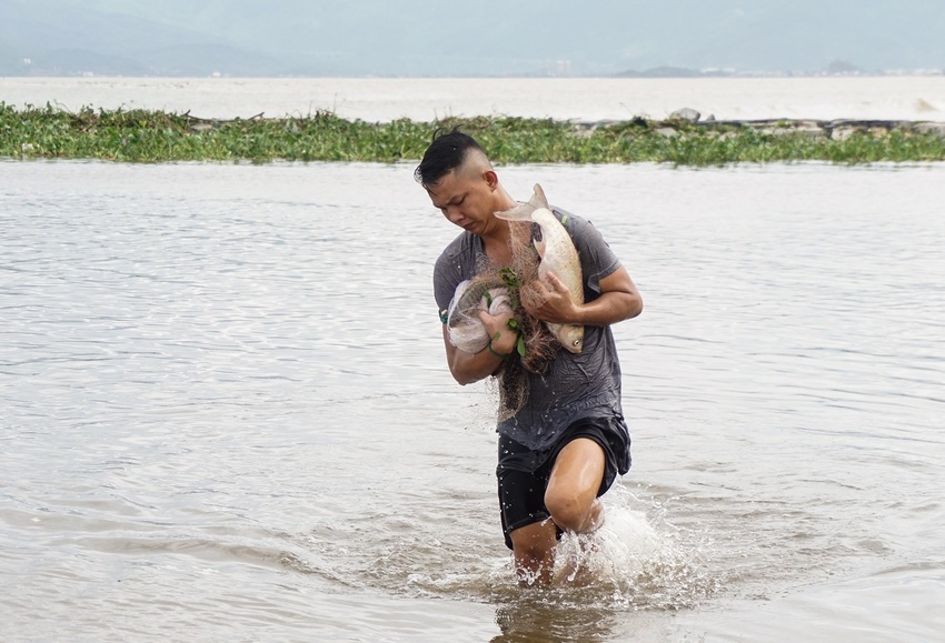 Nghề độc chỉ có sau bão ở Đà Nẵng: Ra biển săn cá nước ngọt khủng - Ảnh 5.