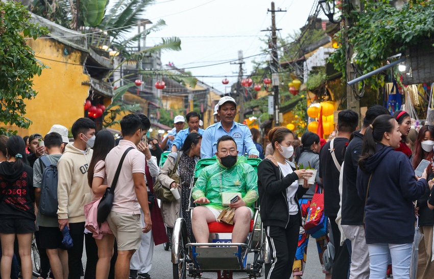 Du khách chen chân xông đất Hội An ngày đầu năm: Đón Tết ở đây thật tuyệt - Ảnh 21.