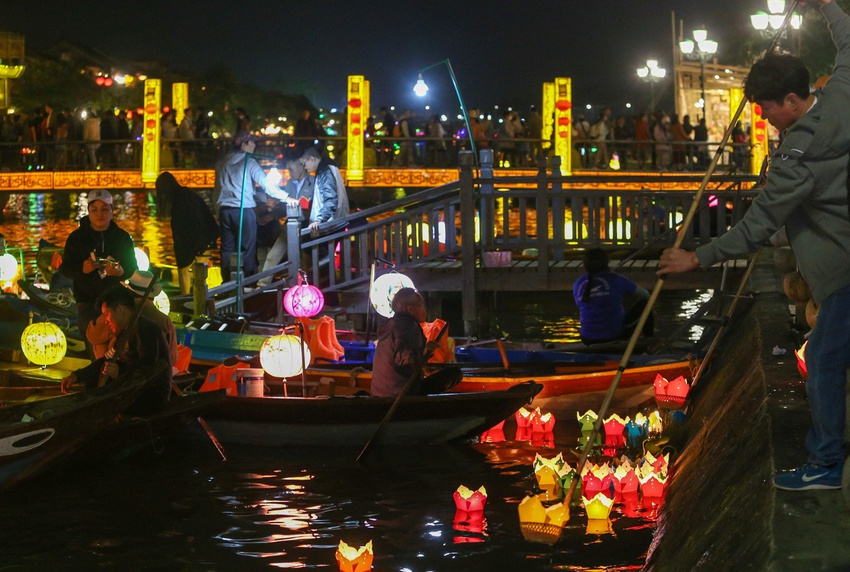 Du khách chen chân xông đất Hội An ngày đầu năm: Đón Tết ở đây thật tuyệt - Ảnh 9.