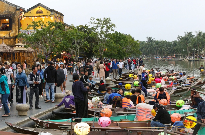 Du khách chen chân xông đất Hội An ngày đầu năm: Đón Tết ở đây thật tuyệt - Ảnh 20.