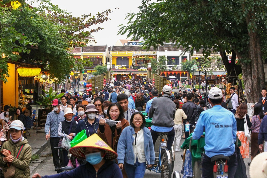 Du khách chen chân xông đất Hội An ngày đầu năm: Đón Tết ở đây thật tuyệt - Ảnh 17.