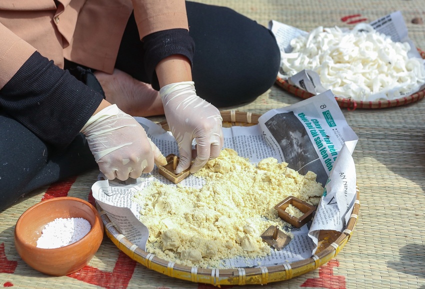 Khách nước ngoài được trải nghiệm gói bánh chưng, ăn mứt Tết bên bờ biển Đà Nẵng - Ảnh 6.
