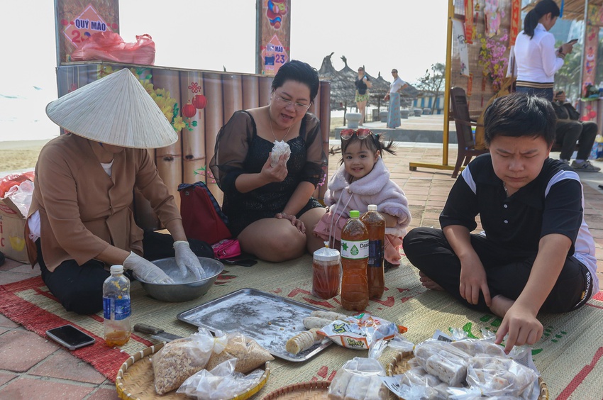 Khách nước ngoài được trải nghiệm gói bánh chưng, ăn mứt Tết bên bờ biển Đà Nẵng - Ảnh 5.