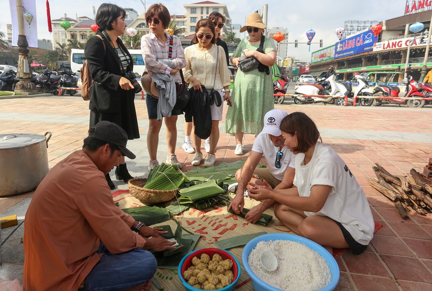 Khách nước ngoài được trải nghiệm gói bánh chưng, ăn mứt Tết bên bờ biển Đà Nẵng - Ảnh 3.