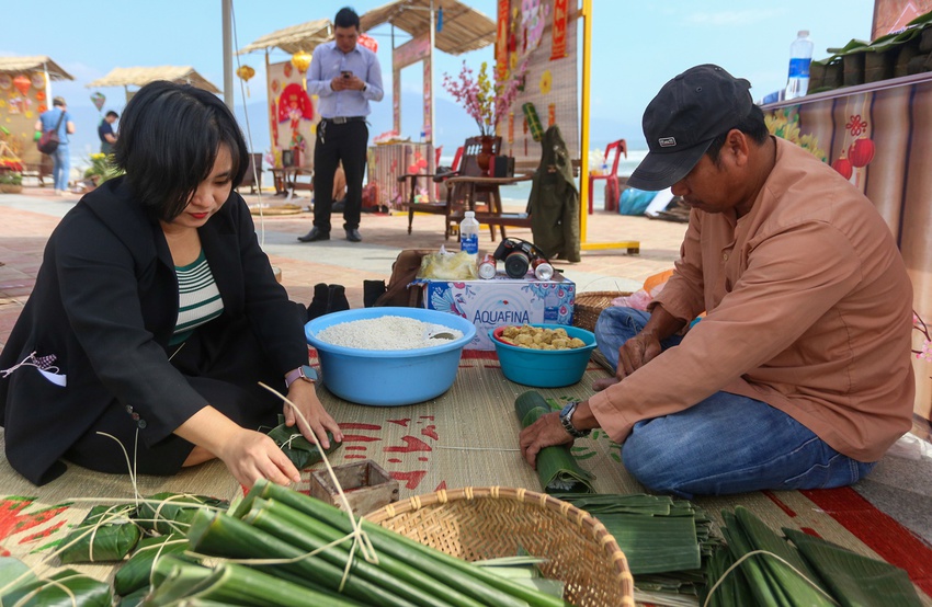 Khách nước ngoài được trải nghiệm gói bánh chưng, ăn mứt Tết bên bờ biển Đà Nẵng - Ảnh 11.