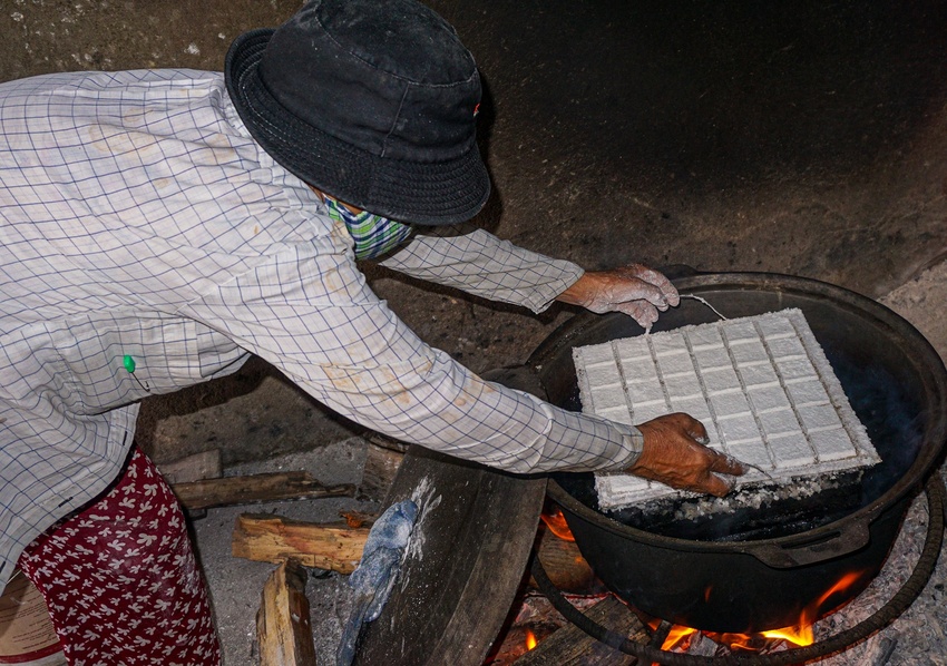 Làng bánh đặc sản Đà Nẵng đỏ lửa suốt ngày đêm vẫn không đủ bán Tết - Ảnh 6.