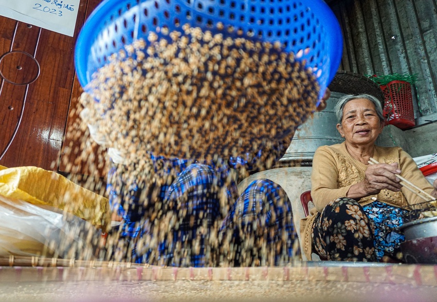 L&agrave;ng b&aacute;nh đặc sản Đ&agrave; Nẵng đỏ lửa suốt ng&agrave;y đ&ecirc;m vẫn kh&ocirc;ng đủ b&aacute;n Tết - Ảnh 15.