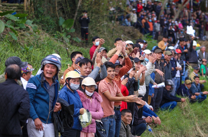 Hàng nghìn người chen chân xem đua ghe tại lễ hội đình làng cổ hơn 500 tuổi - Ảnh 3.