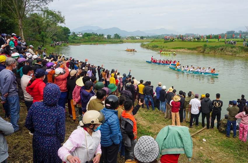 Hàng nghìn người chen chân xem đua ghe tại lễ hội đình làng cổ hơn 500 tuổi - Ảnh 1.