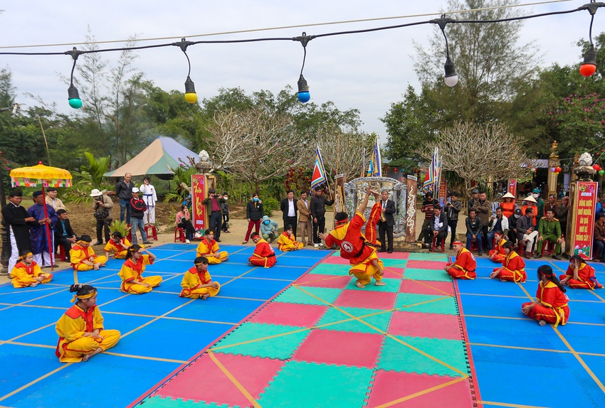 Hàng nghìn người chen chân xem đua ghe tại lễ hội đình làng cổ hơn 500 tuổi - Ảnh 19.