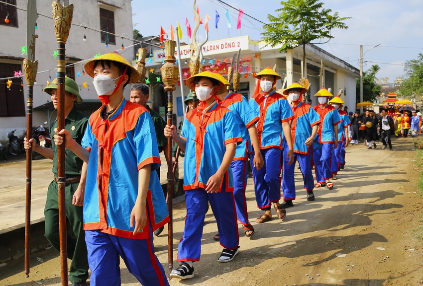 Hàng nghìn người chen chân xem đua ghe tại lễ hội đình làng cổ hơn 500 tuổi - Ảnh 14.