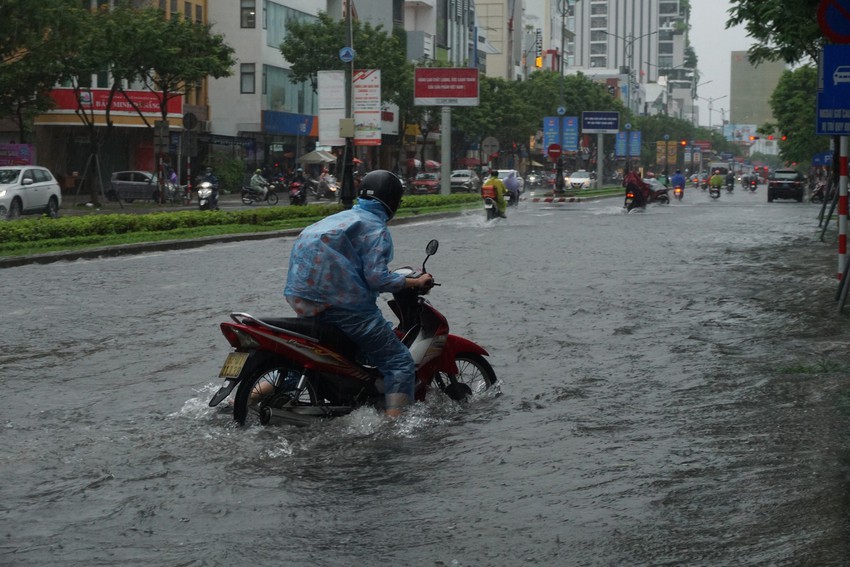 Giao thông rối loạn, ô tô bơi giữa phố do mưa lớn, Đà Nẵng cho học sinh nghỉ học - Ảnh 4.