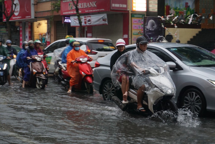 Giao thông rối loạn, ô tô bơi giữa phố do mưa lớn, Đà Nẵng cho học sinh nghỉ học - Ảnh 3.